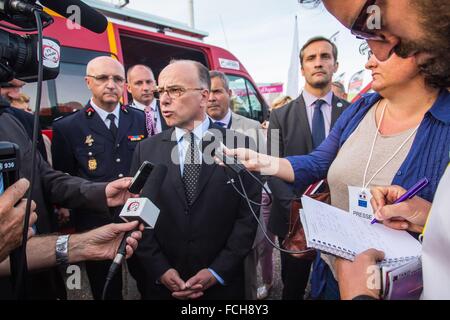 BERNARD CAZENEUVE, ministro degli Interni, I VIGILI DEL FUOCO Foto Stock