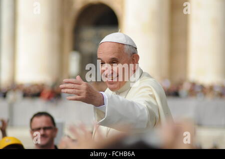 Papa Francesco saluta il popolo durante una udienza generale del mercoledì. Foto Stock