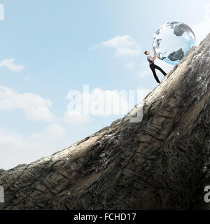 Imprenditrice di rotolamento pianeta terra fino alla collina Foto Stock