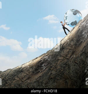 Imprenditrice di rotolamento pianeta terra fino alla collina Foto Stock