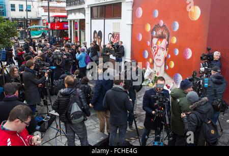 Una folla di tifosi e media si riuniranno presso il murale di David Bowie a stella è il luogo di nascita di Brixton. Foto Stock