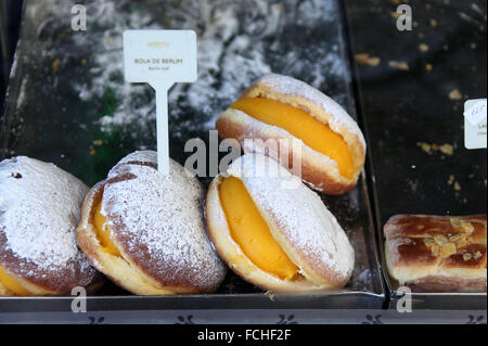 Le sfere di Berlino o Bola de Berlim per la vendita in un negozio di dolci finestra nel porto Foto Stock