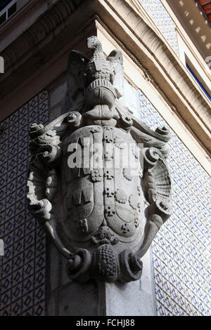 Storica stemma come un dettaglio architettonico su un vecchio edificio in Rua das Flores in porto Foto Stock