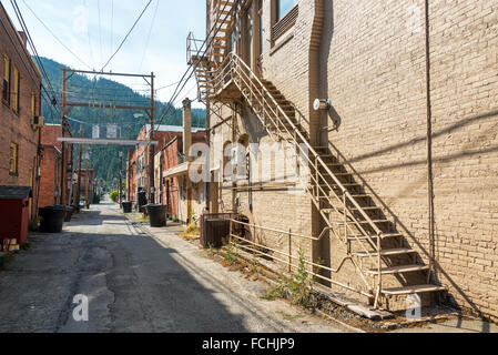 Vicolo stretto nella storica città mineraria di Wallace, Idaho Foto Stock