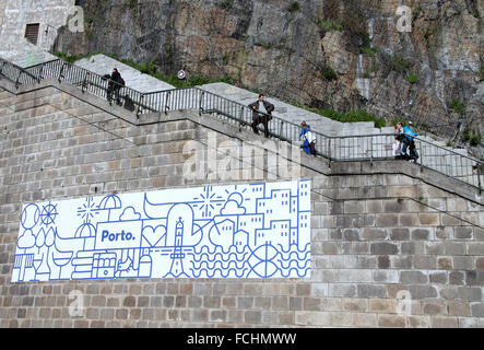 Gradini ripidi della collina di Porto Foto Stock