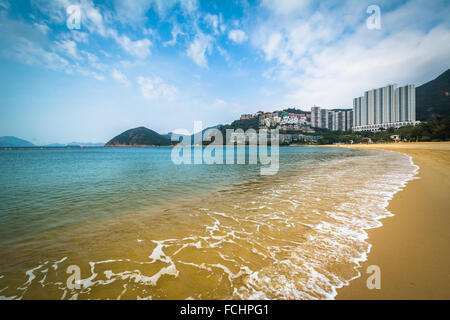 Spiaggia e grattacieli in Repulse Bay, a Hong Kong, Hong Kong. Foto Stock