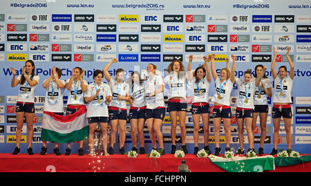 A Belgrado, in Serbia. Il 22 gennaio, 2016. I giocatori di Ungheria pone sul podio dopo la donna della partita finale contro i Paesi Bassi presso l'European Water Polo Championships in Serbia, a Belgrado, il 22 gennaio 2016. L'Ungheria ha vinto 9-7. © Predrag Milosavljevic/Xinhua/Alamy Live News Foto Stock