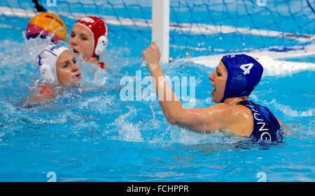 A Belgrado, in Serbia. Il 22 gennaio, 2016. Hanna Anna Kisteleki (R) di Ungheria celebra la vittoria dopo la donna della partita finale contro i Paesi Bassi presso l'European Water Polo Championships in Serbia, a Belgrado, il 22 gennaio 2016. L'Ungheria ha vinto 9-7. © Predrag Milosavljevic/Xinhua/Alamy Live News Foto Stock