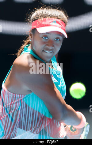 Melbourne, Australia. 23 gen 2016. Naomi Osaka del Giappone in azione in un terzo round match contro Victoria Azarenka della Bielorussia il giorno sei del 2016 Australian Open Grand Slam torneo di tennis a Melbourne Park a Melbourne, Australia. Victoria Azarenka ha vinto 61 61. Sydney bassa/Cal Sport Media/Alamy Live News Foto Stock