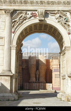 Roma, Italia. Xiii gen, 2016. Il set di un film dotato di edifici da Roma antica, costruita per la serie TV "Roma", prodotta dalla HBO, BBC e RAI, a Cinecitta film studio complesso in Roma, Italia, 13 gennaio 2016. Foto: CAROLA FRENTZEN/DPA/Alamy Live News Foto Stock