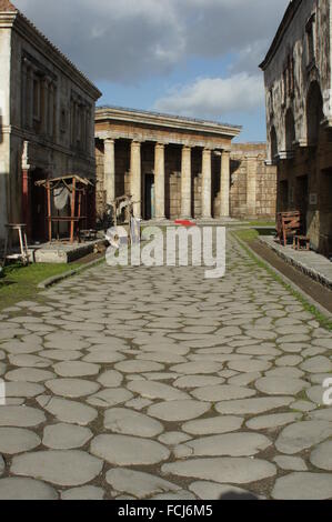 Roma, Italia. Xiii gen, 2016. Il set di un film dotato di edifici da Roma antica, costruita per la serie TV "Roma", prodotta dalla HBO, BBC e RAI, a Cinecitta film studio complesso in Roma, Italia, 13 gennaio 2016. Foto: CAROLA FRENTZEN/DPA/Alamy Live News Foto Stock