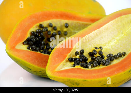 Mature papaia, papaia o albero melone (Carica papaya L) che ricco di betacarotene, vitamina C e di fibre e Papine enzima. Foto Stock