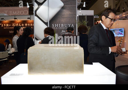 Tokyo, Giappone. Il 22 gennaio, 2016. (Destro) Sawai Michinobu di Shibuya olio e prodotti chimici passeggiate nei pressi di un sapone prodotto display durante il Cosme/Tech della Conferenza di Tokyo Venerdì 22 Gennaio, 2016. Cosme Tokyo 2016 è una delle principali esposizioni di ingredienti cosmetici, etichette private/OEM e imballaggio. Il 2016 show è previsto per raccogliere 700* espositori da 45* paesi/regioni. Foto di: Ramiro Agustin Vargas Tabares. © Ramiro Agustin Vargas Tabares/ZUMA filo/Alamy Live News Foto Stock