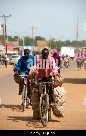 Gli ugandesi, il trasporto di merci sulle biciclette, Busia, Uganda. Foto Stock