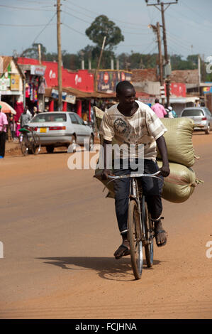 Gli ugandesi, il trasporto di merci sulle biciclette, Busia, Uganda. Foto Stock