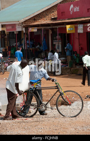 Gli ugandesi, il trasporto di merci sulle biciclette, Busia, Uganda. Foto Stock