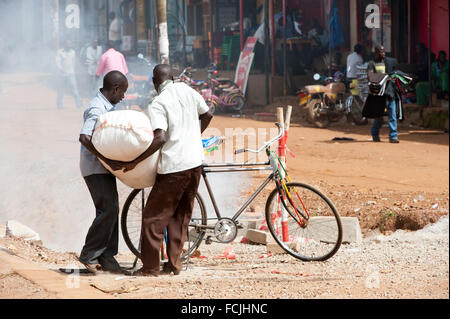 Gli ugandesi, il trasporto di merci sulle biciclette, Busia, Uganda. Foto Stock