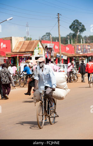 Gli ugandesi, il trasporto di merci sulle biciclette, Busia, Uganda. Foto Stock