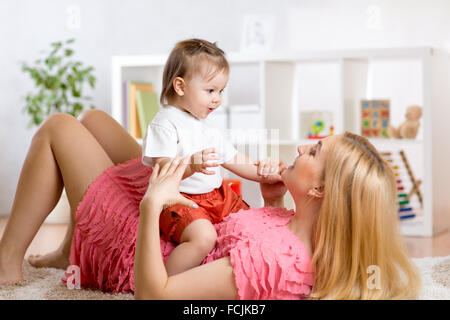 Giovane madre con il suo bambino di passatempo divertente Foto Stock