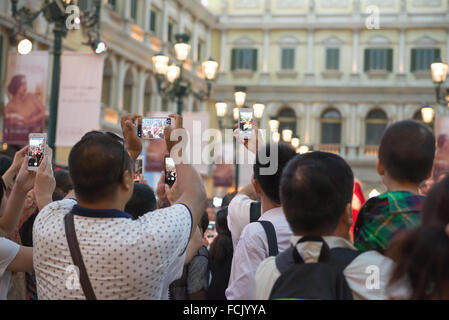 Macao, Cina - 25 giugno 2015:la gente a guardare uno spettacolo dal vivo di scattare le foto e i video in Hotel Veneziano, Macao il 25 giugno 2015. Il Foto Stock