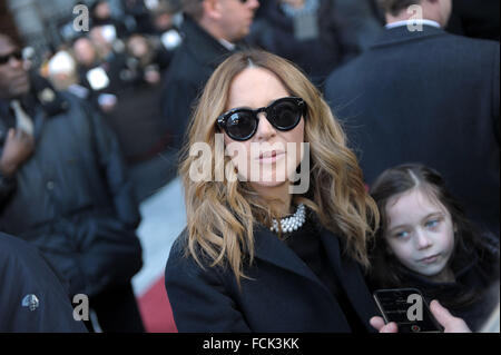 Montreal, Canada. Il 22 gennaio, 2016. Julie Snyder arrivedto i funerali di artisti Canadesi' agent Rene Angelil, il marito della cantante Celine Dion, tenutosi presso la Basilica di Notre Dame, il Canada il 22 gennaio 2016. foto : KADRI MOHAMED/AGENZIA IMAGESPIC Credito: imagespic/Alamy Live News Foto Stock