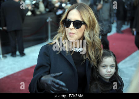 Montreal, Canada. Il 22 gennaio, 2016. Julie Snyder arrivedto i funerali di artisti Canadesi' agent Rene Angelil, il marito della cantante Celine Dion, tenutosi presso la Basilica di Notre Dame, il Canada il 22 gennaio 2016. foto : KADRI MOHAMED/AGENZIA IMAGESPIC Credito: imagespic/Alamy Live News Foto Stock