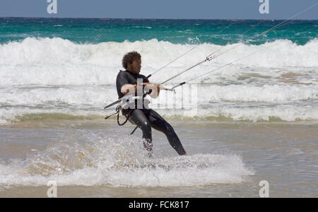 TARIFA, Spagna, 15 maggio: sportivo non identificato il kite surf sulla spiaggia pulita nel giorno di estate il 15 maggio 2009 a Tarifa, Spagna Foto Stock