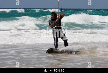 TARIFA, Spagna, 15 maggio: sportivo non identificato il kite surf sulla spiaggia pulita nel giorno di estate il 15 maggio 2009 a Tarifa, Spagna Foto Stock