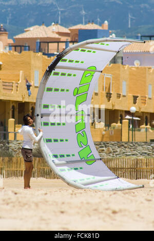 TARIFA, Spagna, 15 maggio: Unidentified sportive kite surfer sulla spiaggia pulita di Tarifa in Spagna su 15 Maggio 2009 Foto Stock