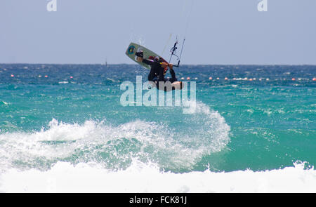 TARIFA, Spagna, 15 maggio: sportivo non identificato kite surfer jumping in Tarifa, Spai,n il 15 maggio 2009 Foto Stock