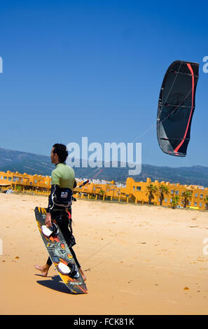 TARIFA, Spagna, 15 maggio: sportivo non identificato il kite surf sulla spiaggia pulita sulla molla giorno ventoso, 2009 a Tarifa, Spagna Foto Stock