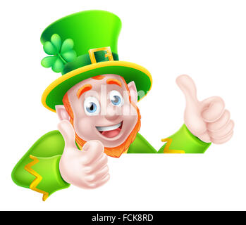 Leprechaun personaggio dei fumetti peeking al di sopra di un segno e di dare un doppio pollice in alto Foto Stock