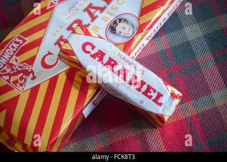 Tunnock il caramello wafer una ricoperta di cioccolato biscotto caramello prodotte da Tunnocks Ltd Uddingston in Scozia Foto Stock