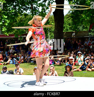 Christchurch, Nuova Zelanda. 23 gennaio, 2016. Immagine :Mondo Buskers Festival Christchurch Nuova Zelanda.Hula Regina dalla Russia esegue in questo mondo anni Buskers Festival. Data 23/01/2016 Ref: Credito: charlie bryan/Alamy Live News Foto Stock