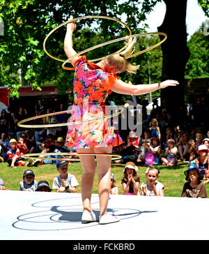 Christchurch, Nuova Zelanda. 23 gennaio, 2016. Immagine :Mondo Buskers Festival Christchurch Nuova Zelanda.Hula Regina dalla Russia esegue in questo mondo anni Buskers Festival. Data 23/01/2016 Ref: Credito: charlie bryan/Alamy Live News Foto Stock