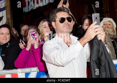 Londra, Regno Unito. Il 22 gennaio 2016. Simon Cowell arriva al Dominion Theatre di Londra per il "Gran Bretagna Got Talent" auditions. Credito: London pix/Alamy Live News Foto Stock