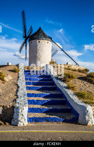 Famosi mulini a vento in Consuegra al tramonto, provincia di Toledo, Castilla la Mancha, in Spagna Foto Stock