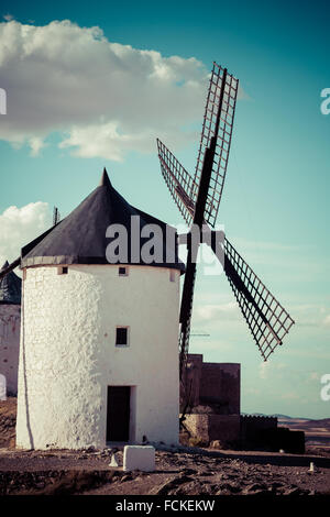 Famosi mulini a vento in Consuegra al tramonto, provincia di Toledo, Castilla la Mancha, in Spagna Foto Stock