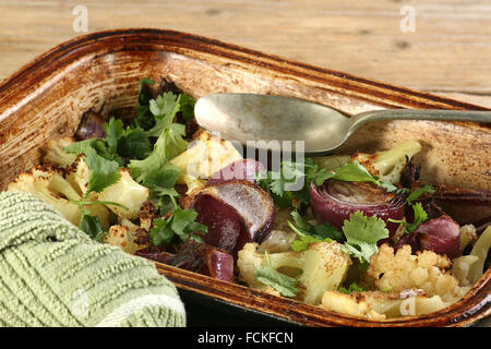 Arrosto di cavolfiore con cipolla rossa e coriandolo Foto Stock