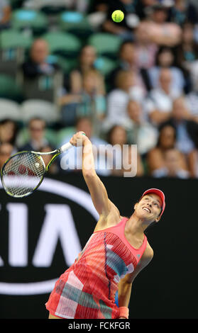 Melbourne, Australia. 23 gen 2016. Ana Ivanovic di Serbia serve durante il terzo round match di singolare femminile presso l'Australian Open di Tennis campionati di Melbourne, Australia, 23 gennaio, 2016. Credito: Bi Mingming/Xinhua/Alamy Live News Foto Stock