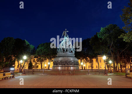 Il Millennio della Russia monumento di notte nei terreni del Cremlino, Veliky Novgorod Oblast di Novgorod, Russia. Foto Stock