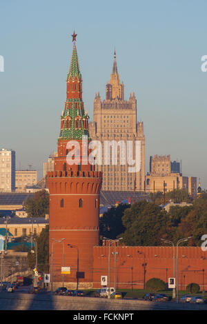 Vodovzvodnaya (acqua che alimenta la torre), il Cremlino a parete e il Ministero degli Esteri, uno di Stalin le Sette Sorelle, Mosca, Russia Foto Stock