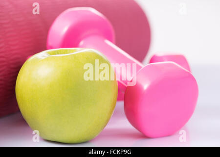 Manubri con Apple e materassino yoga. Foto Stock