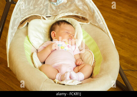 Baby girl neonato dormono in culla Foto Stock