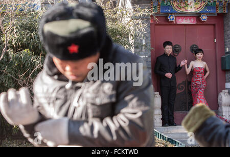 (160123) -- Pechino, 23 gennaio, 2016 (Xinhua) -- un paio di prendere foto di matrimonio a freddo in Pechino, capitale della Cina, 23 gennaio, 2016. La temperatura massima a Pechino è scesa a meno 10 gradi Celsius sul Venerdì e andrà a colpire un 30-anno record basso di meno 17 gradi Celsius da sabato a domenica, Pechino stazione meteorologica detto. (Xinhua/Chen Junqing) (wyo) Foto Stock