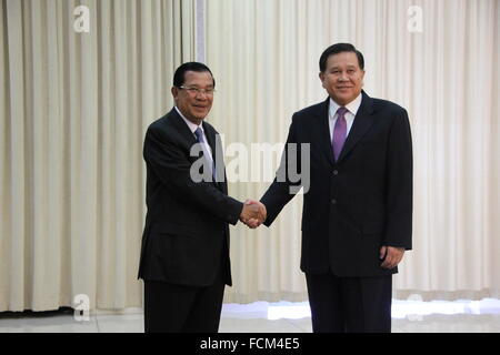 Phnom Penh Cambogia. 23 gen 2016. Primo ministro cambogiano Hun Sen (L) scuote le mani con Thai il Vice Primo Ministro e Ministro degli Affari Esteri Tanasak Patimapragorn in Phnom Penh Cambogia, 23 gennaio, 2016. Tanasak Patimapragorn visita la Cambogia a frequentare un cordiale Cambodia-Thailand partita di calcio di sabato presso la Stadio Olimpico Nazionale a Phnom Penh. © Sovannara/Xinhua/Alamy Live News Foto Stock