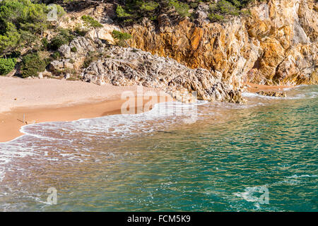 Cala Pola cove in Costa Brava vicino a Tossa de Mar, la Catalogna Foto Stock