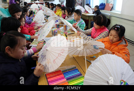 (160123) -- Pechino, 23 gennaio, 2016 (Xinhua) -- Alunni dipingere la carta ombrelloni a un tempio fair sulla pittura e calligrafia a Pechino Capitale della Cina, il 23 gennaio, 2016. Il secondo Festival di Primavera di fiera del tempio sulla pittura e calligrafia si è tenuto presso il palazzo dei bambini nel distretto di Dongcheng a Pechino di sabato. Gli alunni hanno partecipato alle attività di sentire il fascino della cultura tradizionale. (Xinhua/Zhou Liang) (MSQ) Foto Stock