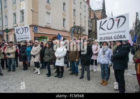 Jelenia Gora, Polonia. 23 gen 2016. I sostenitori del comitato per la difesa della democrazia, la protesta contro la "sorveglianza legge", nuova legge del governo che dà diritto illimitato per controllare i cittadini di cellulari e internet, in Jelenia Gora, Polonia. Credito: Witold Skrypczak/Alamy Live News Foto Stock