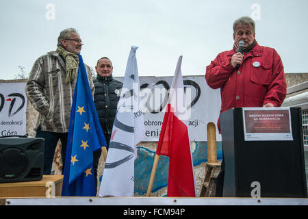 Jelenia Gora, Polonia. 23 gen 2016. I sostenitori del comitato per la difesa della democrazia, la protesta contro la "sorveglianza legge", nuova legge del governo che dà diritto illimitato per controllare i cittadini di cellulari e internet, in Jelenia Gora, Polonia. Credito: Witold Skrypczak/Alamy Live News Foto Stock